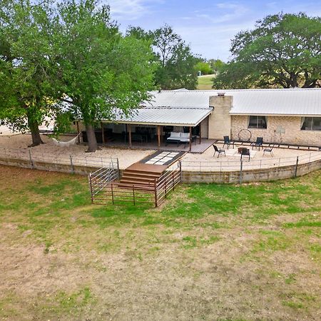 Farm Retreat With Jacuzzi, Fire Pit, Mini Goats, Mini Ponies And Mini Cows Villa San Marcos Room photo
