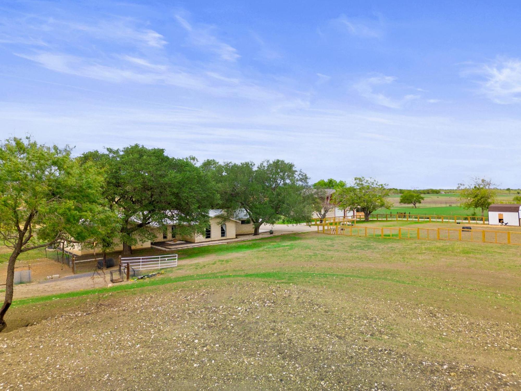 Farm Retreat With Jacuzzi, Fire Pit, Mini Goats, Mini Ponies And Mini Cows Villa San Marcos Room photo